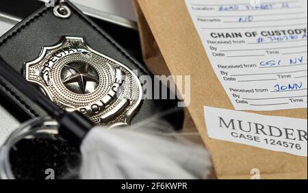 Badge della polizia accanto al sacchetto delle prove, immagine concettuale Foto Stock