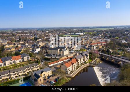 Foto aerea del bellissimo villaggio di Wetherby, Leeds, West Yorkshire nel Regno Unito che mostra la strada principale lungo il fiume e cascata e il Foto Stock