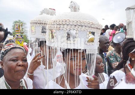 I devoti di Osun si esibiscono durante il Festival di Olojo, Ile-Ife, Osun state, Nigeria. Foto Stock