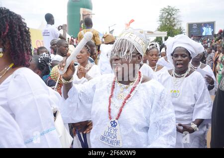 I devoti di Osun si esibiscono durante il Festival di Olojo, Ile-Ife, Osun state, Nigeria. Foto Stock