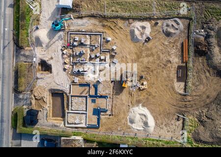 Foto aerea del villaggio britannico di Wetherby nello Yorkshire visualizzazione dei lavori di costruzione eseguiti su una proprietà in villaggio con le fondamenta di nuovo hous Foto Stock