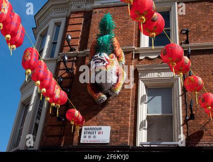 Colorato drago cinese sulla parete di un edificio in mattoni rossi in Wardour Street, Londra Foto Stock