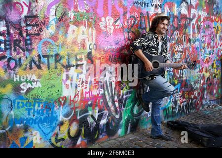 Praga, Repubblica Ceca, 17 settembre 2018. Il musicista di strada suona la chitarra di John Lennon Wall a Praga, una popolare località turistica. Foto Stock