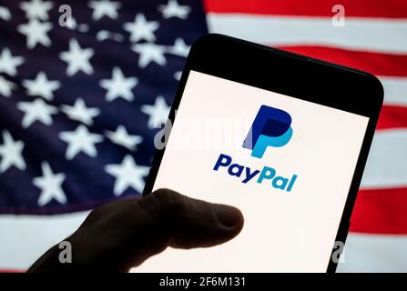 Cina. 02 aprile 2021. In questa illustrazione fotografica la piattaforma di pagamento online americana, il logo Paypal è visto su un dispositivo mobile Android con Stati Uniti d'America (USA), comunemente noto come Stati Uniti (Stati Uniti o Stati Uniti), bandiera in background. (Foto di Budrul Chukrut/SOPA Images/Sipa USA) Credit: Sipa USA/Alamy Live News Foto Stock