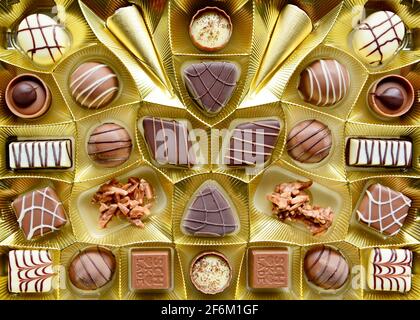Selezione di latte fine e cioccolato fondente praline belghe, vista dall'alto sfondo full frame. Foto Stock
