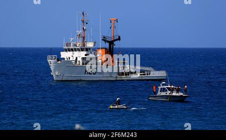 salvador, bahia / brasile - 4 novembre 2015: NB Tenente Boanerges (H-25), nave ammiraglia della Marina brasiliana è vista in mare vicino al faro di barra nel Foto Stock