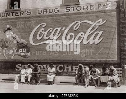 Cartellone Coca Cola nel negozio di droga Hunter’s. Scena generale, strada principale. Greensboro, Greene County, Georgia. 1939. Foto Stock