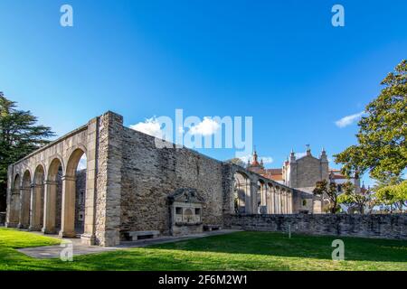 Miranda do Douro , Portogallo; 2019 agosto: Chiostri del Palazzo Episcopale nel cortile della cattedrale di Miranda do Douro. Foto Stock