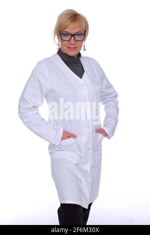 Cinquanta anni donna medico in piedi indossando un grembiule medico. Vista frontale. Foto Stock