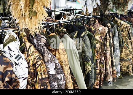 Camouflage abbigliamento per cacciatori nel mercato Foto Stock