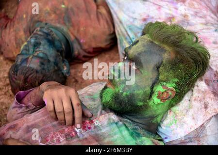 Barpeta, India. 29 marzo 2021. La gente celebra il festival di Holi a Barpeta SATRA Namghar Ground, in mezzo alla pandemia del coronavirus COVID-19, a Barpeta, India. Il devoto festeggia con una spontanea espressione di gioia giocando con polvere colorata e cantando canzoni Holi. Credit: David Talukdar/Alamy Live News Foto Stock