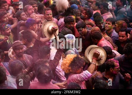 Barpeta, India. 29 marzo 2021. La gente celebra il festival di Holi a Barpeta SATRA Namghar Ground, in mezzo alla pandemia del coronavirus COVID-19, a Barpeta, India. Il devoto festeggia con una spontanea espressione di gioia giocando con polvere colorata e cantando canzoni Holi. Credit: David Talukdar/Alamy Live News Foto Stock