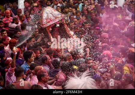 Barpeta, India. 29 marzo 2021. La gente celebra il festival di Holi a Barpeta SATRA Namghar Ground, in mezzo alla pandemia del coronavirus COVID-19, a Barpeta, India. Il devoto festeggia con una spontanea espressione di gioia giocando con polvere colorata e cantando canzoni Holi. Credit: David Talukdar/Alamy Live News Foto Stock