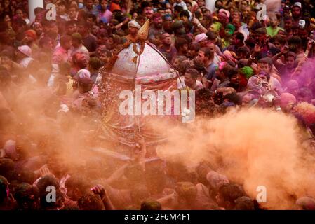 Barpeta, India. 29 marzo 2021. La gente celebra il festival di Holi a Barpeta SATRA Namghar Ground, in mezzo alla pandemia del coronavirus COVID-19, a Barpeta, India. Il devoto festeggia con una spontanea espressione di gioia giocando con polvere colorata e cantando canzoni Holi. Credit: David Talukdar/Alamy Live News Foto Stock