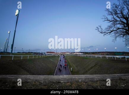 Una vista generale mentre i corridori si fanno strada da e per le scuderie attraverso il tunnel sotto la pista di Chelmsford City Racecourse. Data immagine: Giovedì 1 aprile 2021. Foto Stock