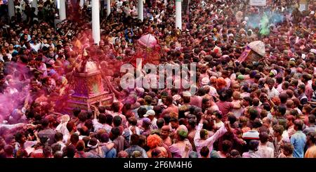 Barpeta, India. 29 marzo 2021. La gente celebra il festival di Holi a Barpeta SATRA Namghar Ground, in mezzo alla pandemia del coronavirus COVID-19, a Barpeta, India. Il devoto festeggia con una spontanea espressione di gioia giocando con polvere colorata e cantando canzoni Holi. Credit: David Talukdar/Alamy Live News Foto Stock