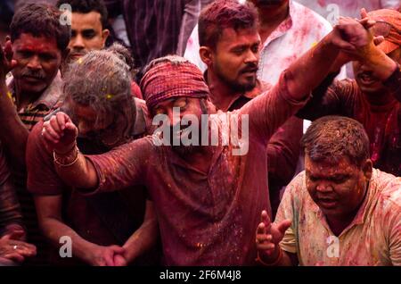 Barpeta, India. 29 marzo 2021. La gente celebra il festival di Holi a Barpeta SATRA Namghar Ground, in mezzo alla pandemia del coronavirus COVID-19, a Barpeta, India. Il devoto festeggia con una spontanea espressione di gioia giocando con polvere colorata e cantando canzoni Holi. Credit: David Talukdar/Alamy Live News Foto Stock