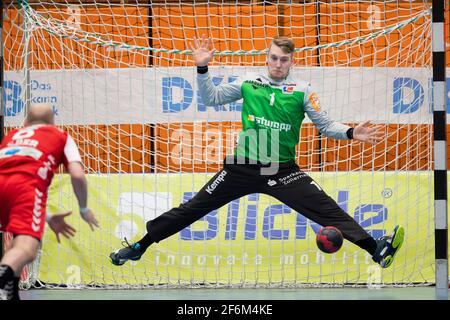 Balingen, Germania. 01 Aprile 2021. Pallamano: Bundesliga, HBW Balingen-Weilstetten - HSG Nordhorn-Lingen alla Sparkassen-Arena. Il portiere di Balingen Mario Ruminsky in azione. Credit: Tom Weller/dpa/Alamy Live News Foto Stock