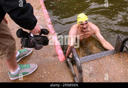 Art Film di Amy Sharrocks The Big Swim 50 nuotatori viaggiano attraverso Londra nuotando in 10 piscine, 3 Lidos e 2 laghi. Partenza al Lido di Tooting Bec e arrivo agli stagni di Hampstead Heath. pic David Sandison 12 luglio 2007 Foto Stock