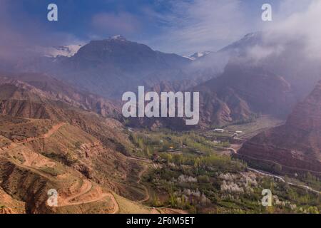 Misty vista della valle di Alamut in Iran Foto Stock