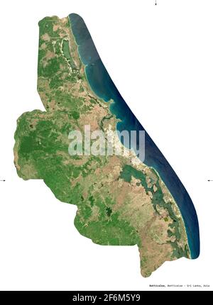 Batticaloa, distretto dello Sri Lanka. Immagini satellitari Sentinel-2. Forma isolata su bianco. Descrizione, ubicazione della capitale. Contiene la cope modificata Foto Stock