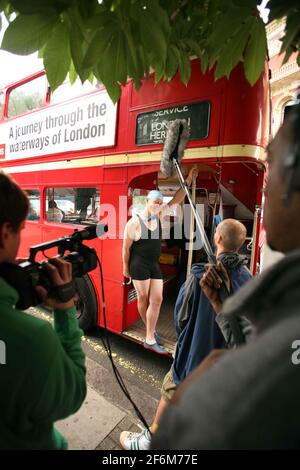 Art Film di Amy Sharrocks The Big Swim 50 nuotatori viaggiano attraverso Londra nuotando in 10 piscine, 3 Lidos e 2 laghi. Partenza al Lido di Tooting Bec e arrivo agli stagni di Hampstead Heath. pic David Sandison 12 luglio 2007 Foto Stock