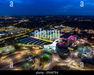 Incredibile luce notturna tempo moderno grande NHS Kings Mill edificio ospedaliero illuminato luminoso colorato notte illuminata antenna esterna visualizza drone Foto Stock