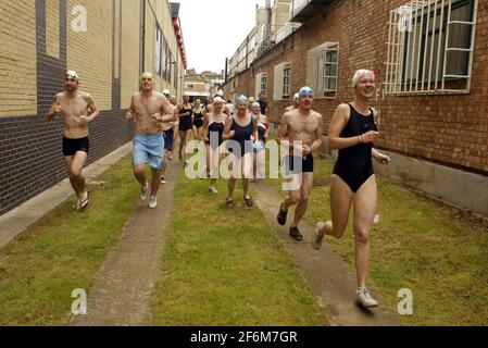 Art Film di Amy Sharrocks The Big Swim 50 nuotatori viaggiano attraverso Londra nuotando in 10 piscine, 3 Lidos e 2 laghi. Partenza al Lido di Tooting Bec e arrivo agli stagni di Hampstead Heath. pic David Sandison 12 luglio 2007 Foto Stock