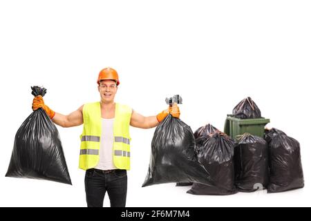 Lavoratore di costruzione che tiene i sacchetti di spazzatura in font di cestino di rifiuti isolato su sfondo bianco Foto Stock