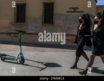 Sleman, Yogyakarta, Indonesia. 1 aprile 2021: 1 aprile 2021 (Malaga) le donne di Mantilla visitano chiese e cappelle in occasione del Giovedì Santo. Credit: Lorenzo Carnero/ZUMA Wire/Alamy Live News Foto Stock