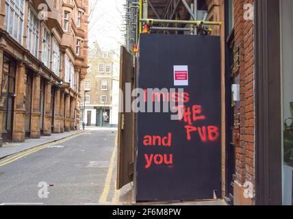Londra, Regno Unito. 1 aprile 2021. 'I Miss The Pub and You' graffiti nel West End di Londra.Pub, bar e ristoranti sono chiusi dal dicembre 2020 e sono destinati a riaprire il 12 aprile per il servizio all'aperto. Credit: Vuk Valcic/SOPA Images/ZUMA Wire/Alamy Live News Foto Stock