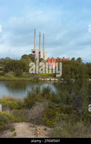 Paesaggio con una vecchia centrale termica disutilizzata per il Produzione di energia elettrica a Barcellona Spagna Foto Stock