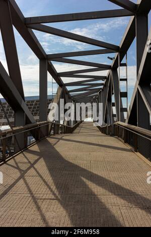 Ponte di metallo su un molo nella zona costiera in Barcellona in Spagna Foto Stock