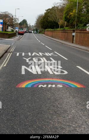 Grazie NHS con arcobaleno dipinto sulla strada fuori Royal Hampshire County Hospital, Winchester, Regno Unito, durante il coronavirus covid-19 pandemia Foto Stock