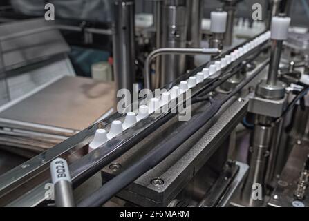 Foto dei locali e delle attrezzature di produzione farmaceutica e chimica. Formazione, confezionamento, imballaggio, Foto Stock