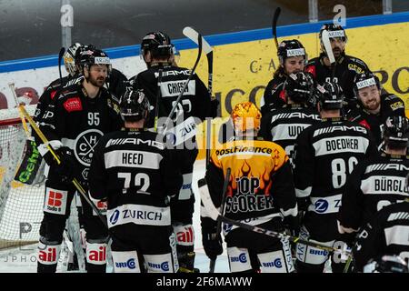 01.04.2021, Porza, Corner Arena, Lega Nazionale: HC Lugano - SCL Tigers, Lugano celebra la vittoria (uscita Svizzera/Croazia) Foto Stock