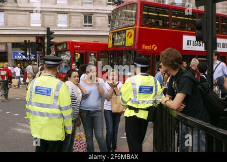 I servizi di emergenza chiudono Park Lane nel centro di Londra, mentre la polizia chiude la strada principale sul bordo di Hyde Park dopo aver segnalato un veicolo sospetto in un parcheggio sotterraneo. Questo incidente può essere collegato al precedente incidente, dove la polizia ha disinnescato un dispositivo esplosivo trovato all'inizio di venerdì in una macchina nella zona Piccadilly Circus di Londra. pic David Sandison Foto Stock