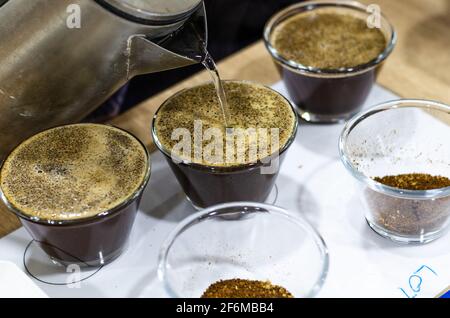 Barista professionista che verifica il gusto di un nuovo caffè. Foto Stock