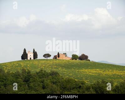 Antica piccola cappella tipica della Toscana Foto Stock