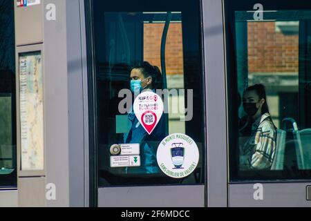 Reims Francia 1 aprile 2021 persone nel tram che rotola per le strade di Reims durante l'epidemia di coronavirus che colpisce la Francia Foto Stock