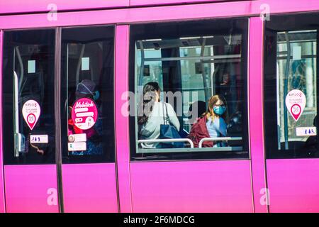 Reims Francia 1 aprile 2021 persone nel tram che rotola per le strade di Reims durante l'epidemia di coronavirus che colpisce la Francia Foto Stock