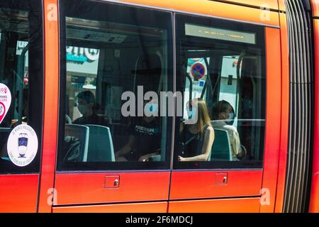 Reims Francia 1 aprile 2021 persone nel tram che rotola per le strade di Reims durante l'epidemia di coronavirus che colpisce la Francia Foto Stock