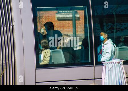 Reims Francia 1 aprile 2021 persone nel tram che rotola per le strade di Reims durante l'epidemia di coronavirus che colpisce la Francia Foto Stock