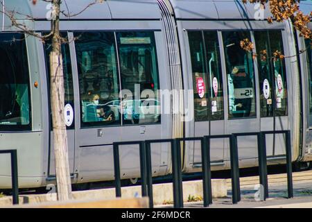 Reims Francia 1 aprile 2021 persone nel tram che rotola per le strade di Reims durante l'epidemia di coronavirus che colpisce la Francia Foto Stock