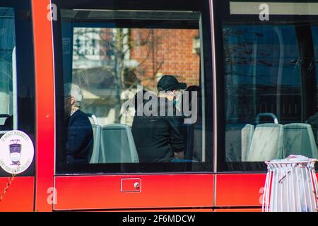 Reims Francia 1 aprile 2021 persone nel tram che rotola per le strade di Reims durante l'epidemia di coronavirus che colpisce la Francia Foto Stock