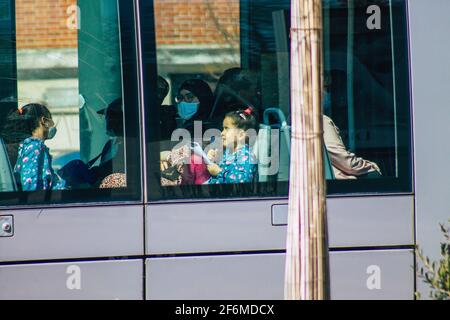 Reims Francia 1 aprile 2021 persone nel tram che rotola per le strade di Reims durante l'epidemia di coronavirus che colpisce la Francia Foto Stock