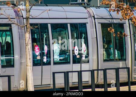 Reims Francia 1 aprile 2021 persone nel tram che rotola per le strade di Reims durante l'epidemia di coronavirus che colpisce la Francia Foto Stock