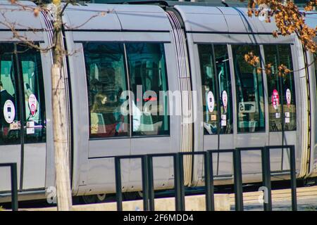 Reims Francia 1 aprile 2021 persone nel tram che rotola per le strade di Reims durante l'epidemia di coronavirus che colpisce la Francia Foto Stock