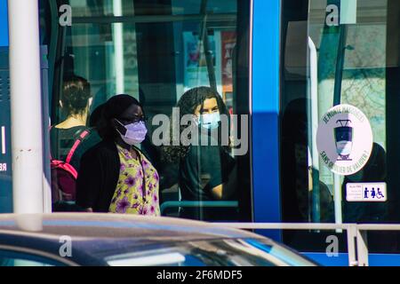 Reims Francia 1 aprile 2021 persone nel tram che rotola per le strade di Reims durante l'epidemia di coronavirus che colpisce la Francia Foto Stock