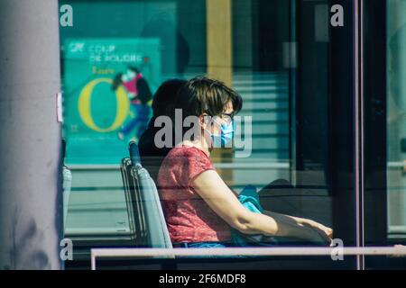 Reims Francia 1 aprile 2021 persone nel tram che rotola per le strade di Reims durante l'epidemia di coronavirus che colpisce la Francia Foto Stock